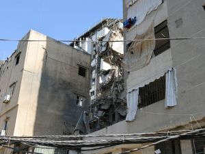 فرق الدفاع المدني تعمل منذ وقوع الحادثة على رفع الأنقاض