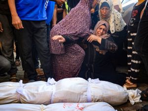 تواصل القوات الإسرائيلية قصف المنازل ومراكز الإيواء على رؤوس ساكنيها
