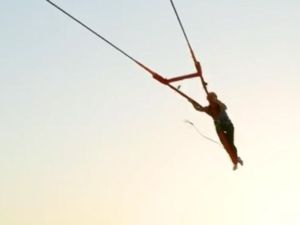 الفتاة، سيمانور شاهين، كانت ترغب في تجربة لعبة التمرجح في الهواء