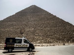 تلقت الأجهزة الأمنية بلاغًا يفيد بالعثور على جثة ربة منزل محترقة الوجه ومعظم أجزاء الجسد