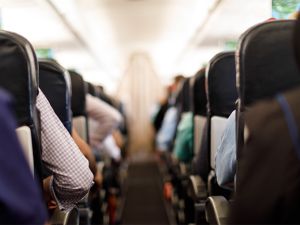 مضيفة طيران تحاول تهريب كميات كبيرة من الأموال