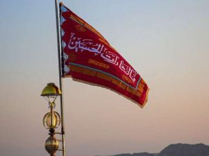 إيران العلم الأحمر، المعروف بـ"علم الثأر"، على قبة مسجد جمكران في مدينة قم