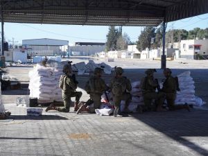 جنود من قوات الاحتلال داخل معبر رفح من الجانب الفلسطيني