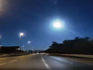 أعرب العديد من الأشخاص في بورصة وسكاريا وكوجايلي وجوروم عن حيرتهم حول هذا الجسم اللامع 