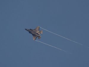 مسؤولون إسرائيليون يهددون بشن هجوم على لبنان