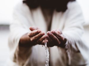 ما تفسير الحلم بشخص يسكب الماء على يديك؟