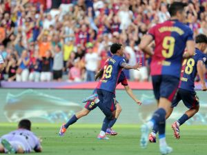 برشلونة يبتعد مؤقتا في صدارة الليغا (Photo by LLUIS GENE / AFP)