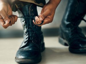 تفسير لبس حذاء عسكري في المنام للعزباء والمتزوجة والحامل