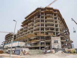 عزيزي تُنجز 33% من أعمال الإنشاء في مشروعها "واحة الشاطئ" 
