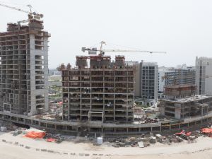 عزيزي للتطوير تُنجز 28% من مشروع "ريفييرا بيتش فرونت"