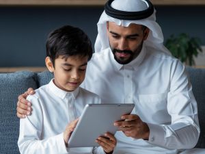 تأثير التكنولوجيا على نمو الأطفال: الأجهزة الرقمية كبديل لمقدمي الرعاية