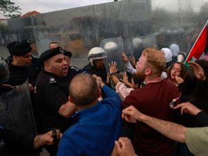 عناصر من الأجهزة الأمنية الفلسطينية يتصدون لمظاهرة في رام الله