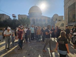 فرضت سلطات الاحتلال قيودا مشددة على دخول المصلين إلى المسجد الأقصى