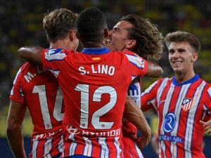 Atletico Madrid's Spanish midfielder #14 Marcos Llorente (2L) celebrates with teammates after scoring an equalizing goal during the Spanish league football match between Villarreal CF and Club Atletico de Madrid at La Ceramica stadium in Vila-real on August 19, 2024. (Photo by JOSE JORDAN / AFP)