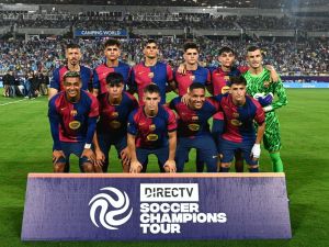FC Barcelona poses for a team photo before the start of a 2024 FC Series pre-season friendly football match between FC Barcelona and Manchester City at Camping World Stadium in Orlando, Florida, on July 30, 2024. (Photo by CHANDAN KHANNA / AFP) FC Barcelona poses for a team photo before the start of a 2024 FC Series pre-season friendly football match between FC Barcelona and Manchester City at Camping World Stadium in Orlando, Florida, on July 30, 2024. (Photo by CHANDAN KHANNA / AFP)