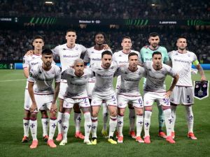 Fiorentina's players pose ahead of the UEFA Europa Conference League final football match between Olympiakos and Fiorentina on May 29, 2024 at the AEK Arena in Athens. (Photo by Angelos Tzortzinis / AFP)