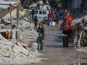 جيش الإحتلال، يلقي منشورات على سكان مخيم المغازي، ويطالبهم المغادرة