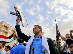 مقاتلون يمنيون من أنصار جماعة الحوثي