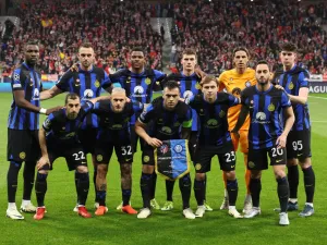 Inter Milan's players pose prior the UEFA Champions League last 16 second leg football match between Club Atletico de Madrid and Inter Milan at the Metropolitano stadium in Madrid on March 13, 2024. (Photo by Thomas COEX / AFP)