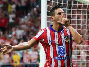 Atletico Madrid's Spanish midfielder #06 Koke celebrates scoring his team's third goal during the Spanish league football match between Club Atletico de Madrid and Girona FC at the Metropolitano stadium in Madrid on August 25, 2024. (Photo by Pierre-Philippe MARCOU / AFP)