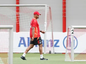 Bayern Munich's Belgian head coach Vincent Kompany looks on during a training session in Munich, southern Germany on July 17, 2024. (Photo by Michaela STACHE / AFP)