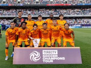 Real Madrid players pose for a team photo before during the pre-season club friendly football match between AC Milan and Real Madrid at Soldier Field in Chicago, Illinois, on July 31, 2024. (Photo by KAMIL KRZACZYNSKI / AFP) Real Madrid players pose for a team photo before during the pre-season club friendly football match between AC Milan and Real Madrid at Soldier Field in Chicago, Illinois, on July 31, 2024. (Photo by KAMIL KRZACZYNSKI / AFP)