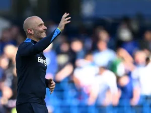 Chelsea's Italian coach Enzo Maresca acknowledges the fans after the pre-season friendly football match between Chelsea and Inter Milan at the Stamford Bridge stadium in London on August 11, 2024. The match end in a draw at 1-1. (Photo by JUSTIN TALLIS / AFP)