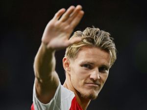 Arsenal's Norwegian midfielder #08 Martin Odegaard waves to supporters at the end of the pre-season friendly football match between Arsenal and Bayer 04 Leverkusen at the Emirates Stadium in London on August 7, 2024. (Photo by Glyn KIRK / AFP)