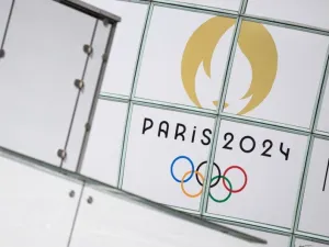This photograph shows the logo of Paris 2024 Olympic games in front of skyscrapers at La Defense buisiness district on July 22, 2024, ahead of the Paris 2024 Olympic and Paralympic games. (Photo by Loic VENANCE / AFP)