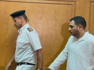 ظهر المتهم في الفيديو وهو في حالة من القلق والتوتر أثناء استجوابه