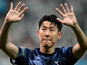 Tottenham Hotspur's captain Son Heung-Min waves to fans after a friendly football match between Tottenham Hotspur and Bayern Munich at the Seoul World Cup Stadium in Seoul on August 3, 2024. (Photo by Anthony WALLACE / AFP)