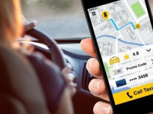 قام السائق بعرض صور إباحية على هاتفه المحمول