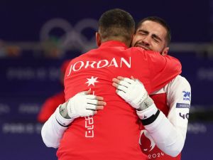 Jordan's Zaid Kareem (R) celebrates after winning against Britain's Bradly Sinden in the taekwondo men's -68kg semi-final bout of the Paris 2024 Olympic Games at the Grand Palais in Paris on August 8, 2024. (Photo by David GRAY / AFP) Jordan's Zaid Kareem (R) celebrates after winning against Britain's Bradly Sinden in the taekwondo men's -68kg semi-final bout of the Paris 2024 Olympic Games at the Grand Palais in Paris on August 8, 2024. (Photo by David GRAY / AFP)