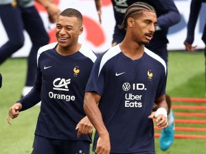 من تدريبات فرنسا التحضيرية للمباراة (Photo by FRANCK FIFE / AFP)