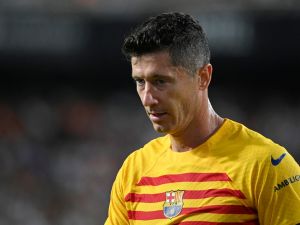 برشلونة يضع شروطًا قاسية في عقد ليفاندوفسكي