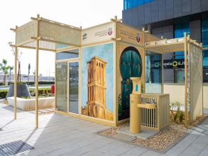 تم تصميم الأعمال الفنية، بحيث تندمج بسلاسة في الأماكن العامة، ما يضفي جاذبية وجمالاً واتصالاً أعمق بتقاليد وقيم شعب دولة الإمارات