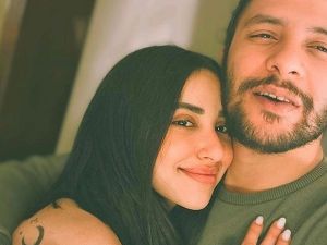 آية سماحة وزوجها