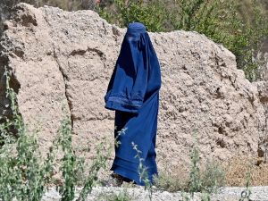 طلب الرجل من عدد من عناصر طالبان التكبير بعد الانتهاء من جلد المرأة