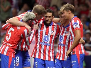 Atletico Madrid's Spanish midfielder #06 Koke talks with his teammates during the Spanish league football match between Club Atletico de Madrid and RCD Espanyol at the Metropolitano stadium in Madrid on August 28, 2024. (Photo by Pierre-Philippe MARCOU / AFP)