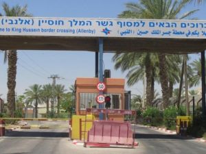 يُعتبر "جسر الملك حسين" أو "جسر ألنبي" المنفذ الوحيد للفلسطينيين في الضفة الغربية