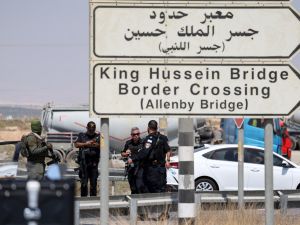يعتبر جسر الملك حسين (اللنبي) معبرا حيويا للتجارة بين الأردن والأراضي المحتلة