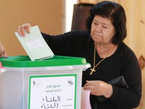 سيدة اردنية تصوت داخل مركز اقتراع في محافظة البلقاء الأردنية