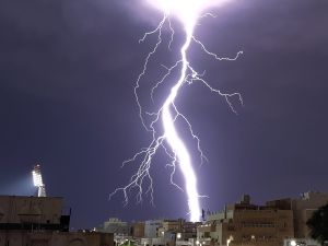 صواعق رعدية مخيفة في سماء جدة