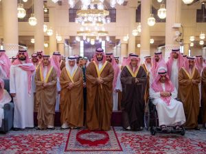 الأمير محمد بن سلمان أثناء تأدية صلاة الجنازة