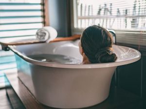 طبيب البوابة: فوائد استخدام أملاح إبسوم اثناء الاستحمام