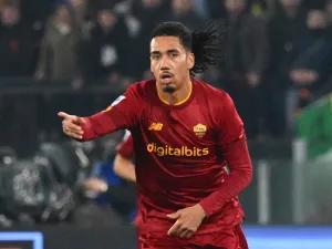 AS Roma’s British defender Chris Smalling gestures during the Italian Serie A football match between AS Roma and Fiorentina on January 15, 2023 at the Olympic stadium in Rome. (Photo by Vincenzo PINTO / AFP)