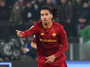 AS Roma’s British defender Chris Smalling gestures during the Italian Serie A football match between AS Roma and Fiorentina on January 15, 2023 at the Olympic stadium in Rome. (Photo by Vincenzo PINTO / AFP)