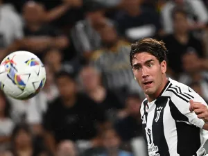 Juventus' Serbian forward #09 Dusan Vlahovic eyes the ball during the Italian Serie A football match between Juventus and Como at The Allianz Stadium in Turin on August 19, 2024. (Photo by Isabella BONOTTO / AFP)