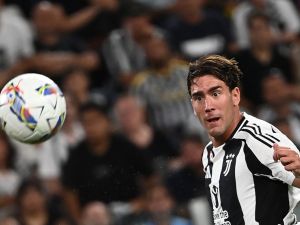 Juventus' Serbian forward #09 Dusan Vlahovic eyes the ball during the Italian Serie A football match between Juventus and Como at The Allianz Stadium in Turin on August 19, 2024. (Photo by Isabella BONOTTO / AFP)