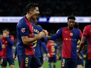 ليفاندوفسكي يقود البارسا لانتصار تاريخي على الغريم ريال مدريد (Photo by OSCAR DEL POZO / AFP)